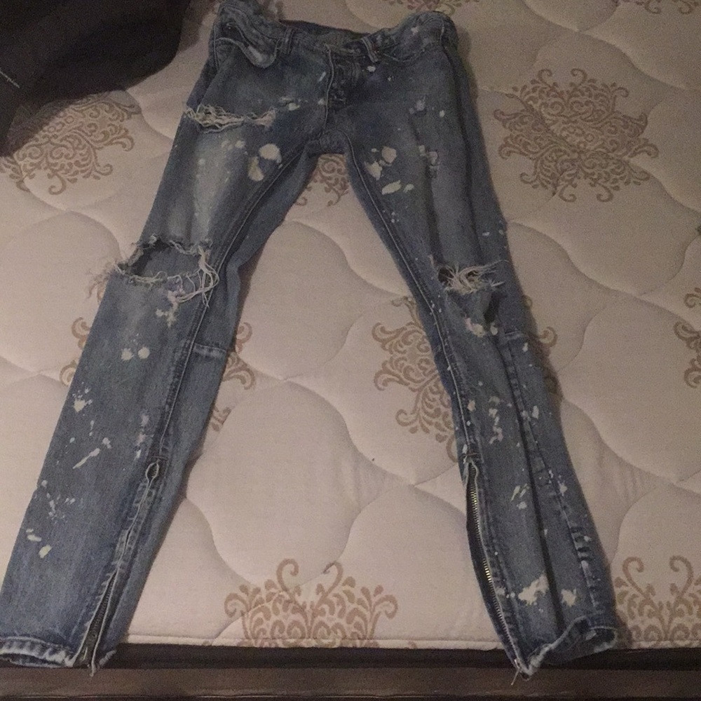 Distressed mnml jeans